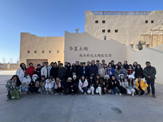 参观图木舒克土陶技艺馆全体合影.png 参观图木舒克土陶技艺馆全体合影.png